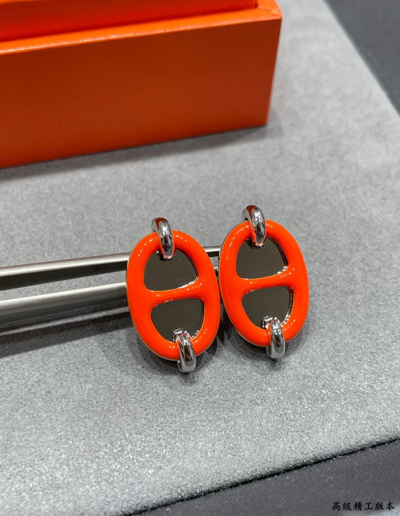 H**me5 earrings